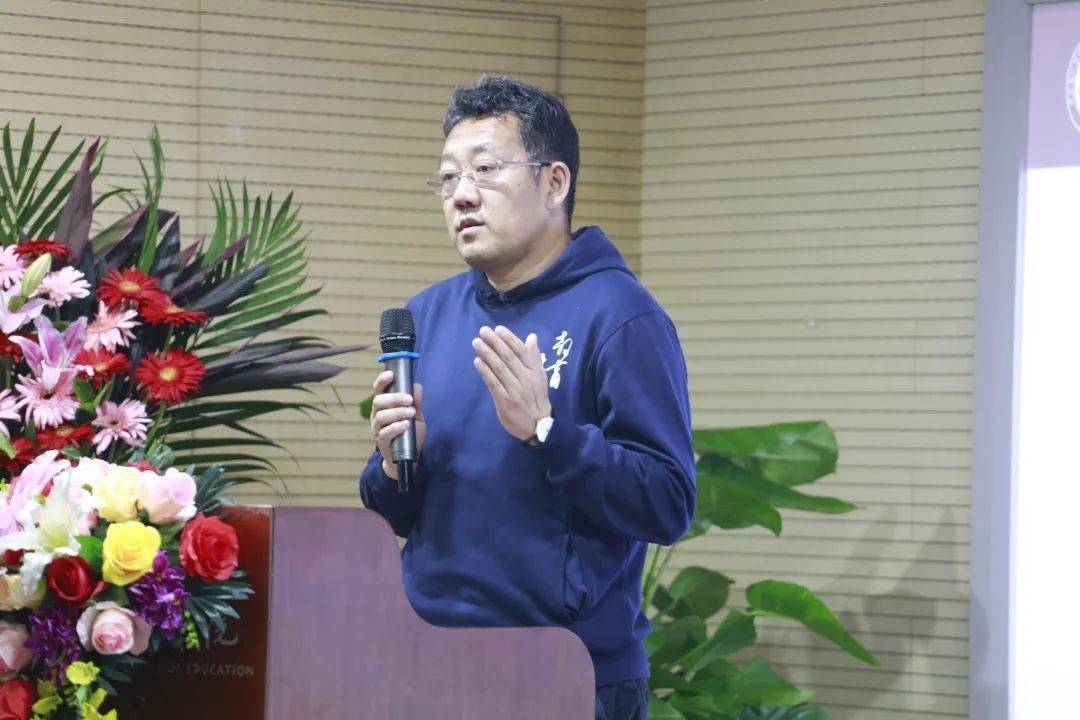 邢志杰主持华中科技大学教育科学研究院讲师王小青以"关于设立科技