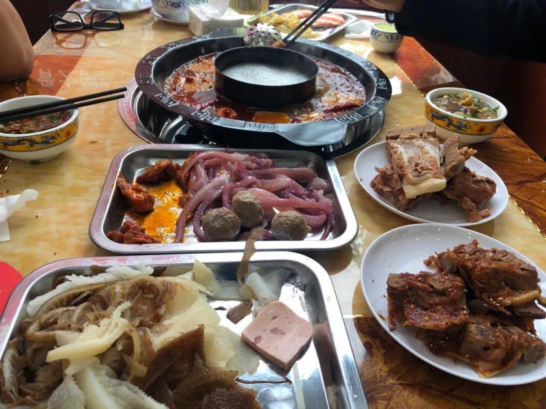 川渝啃骨头酱骨火锅,自助券1张, 含全场菜品,指定酒水饮料不限量