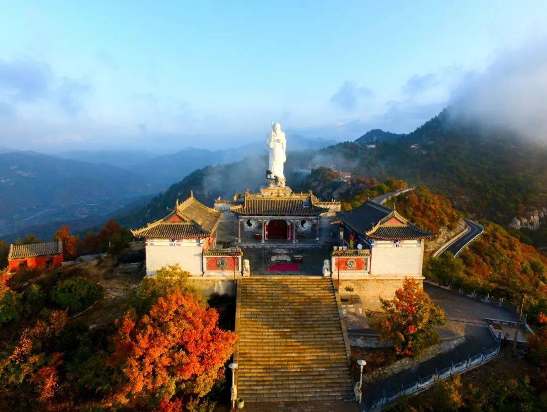 除了方山,今年吕梁赏秋的热门景点,当属10月份刚刚开通的离石首条