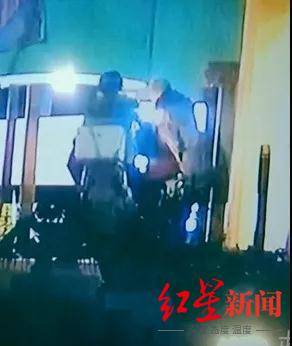 被小区电动门反弹打翻致十级伤残，业主向物业