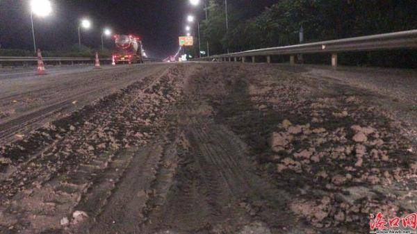 中心|大量袋装水泥、混凝土洒落路面 海南环岛高速两路段交通受阻