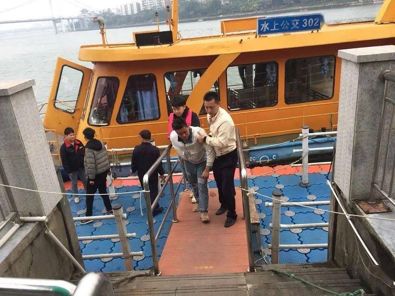 柳州市顺达水上公交船员成功援救一名坠桥落水男子