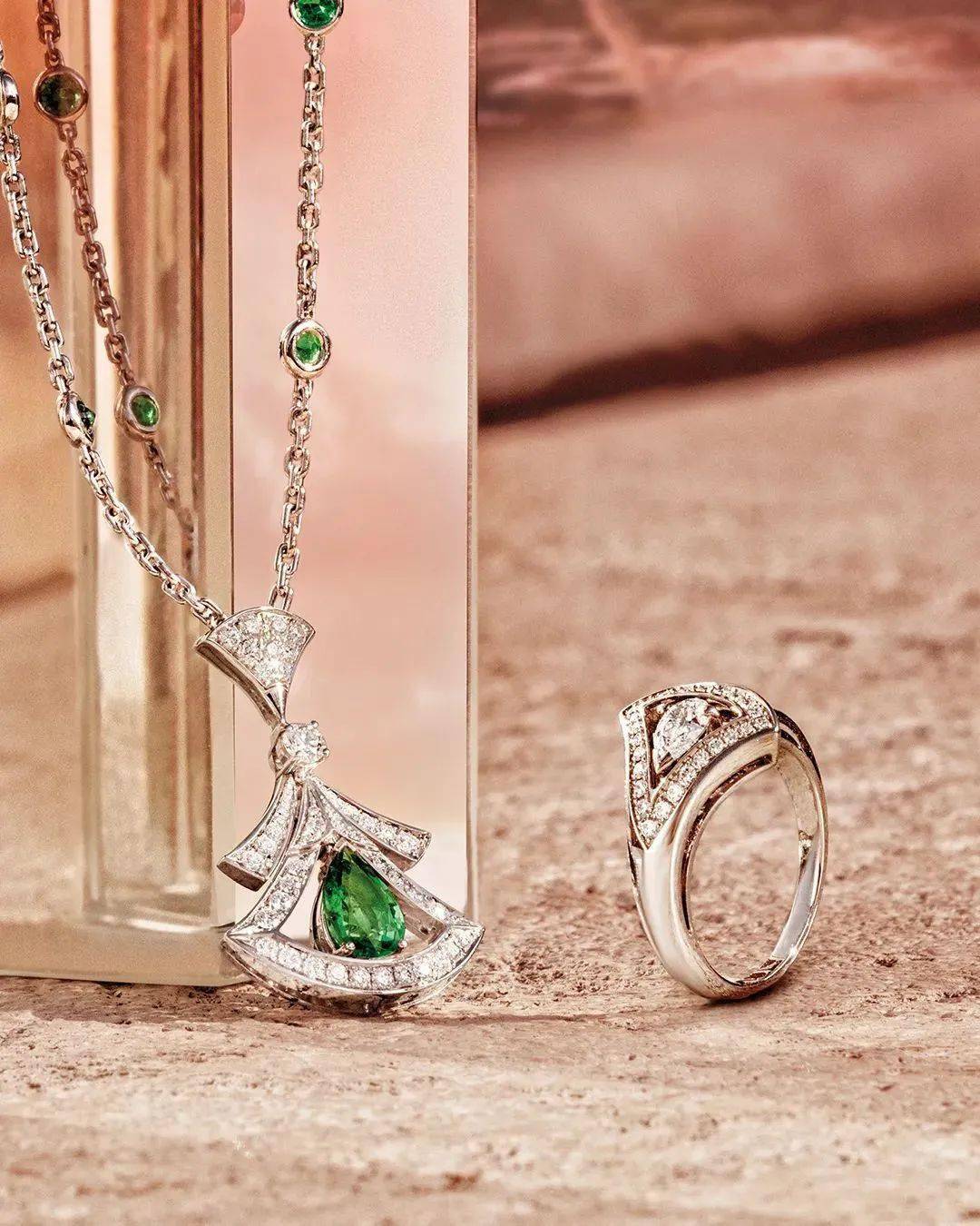 珠宝|看过了这些珠宝，我才读懂了祖母绿的“年轻范”！