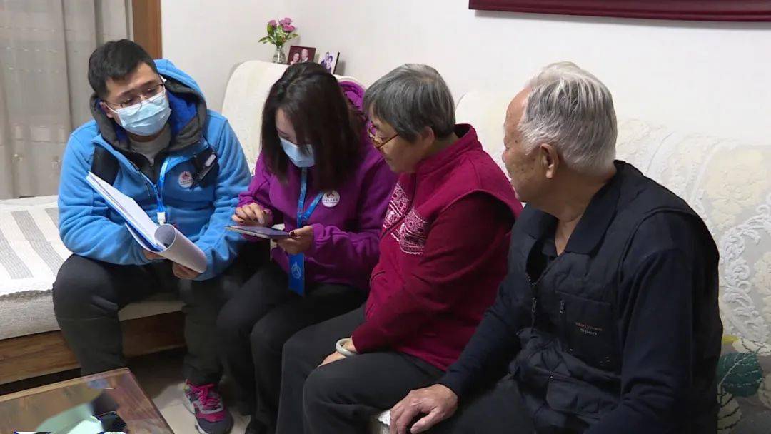 区领导参加人口普查登记(2)