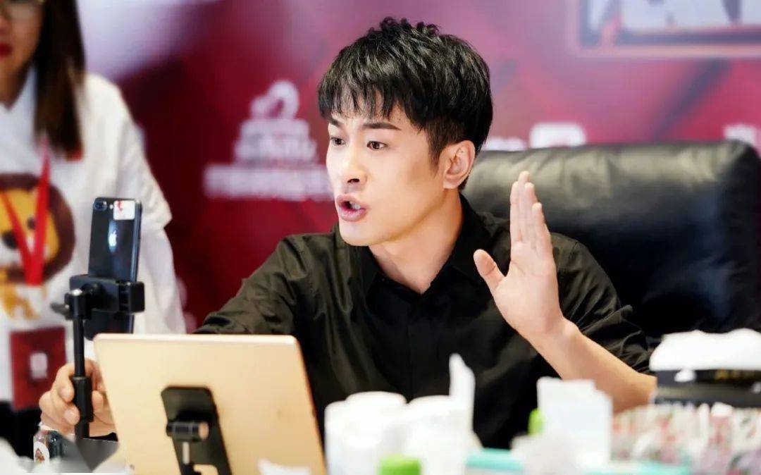 图源辛巴微博归来的辛巴在快手重新开始一份事业,但在开始做直播卖货