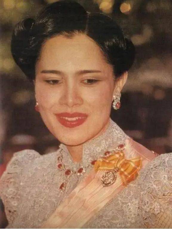 珠宝|18岁封后，50岁出轨？珠宝堆成山，还是留不住她的心……