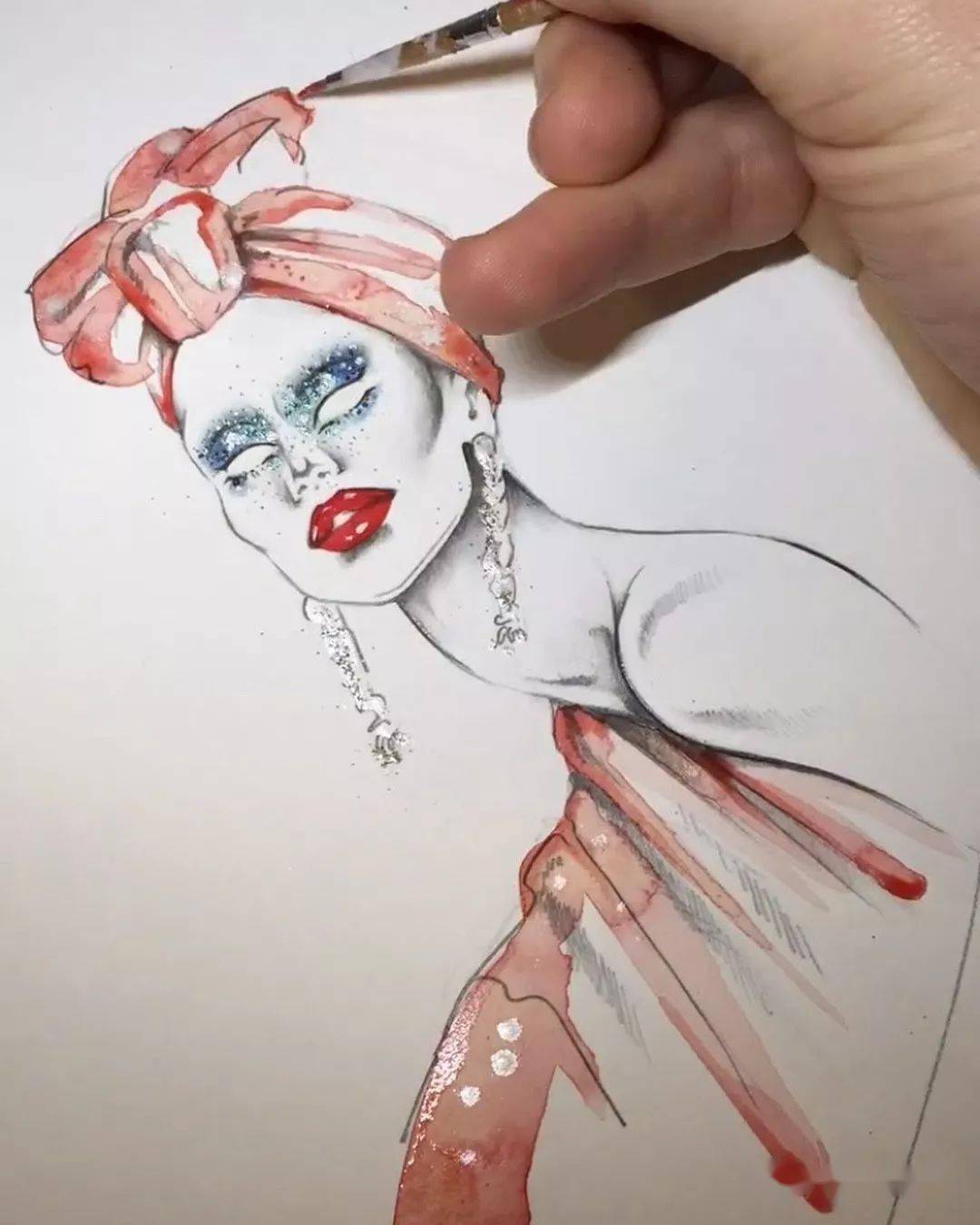 时尚|时装画上的褶皱不知怎么画？向这位时尚插画界的＂三宅一生＂学习一下！