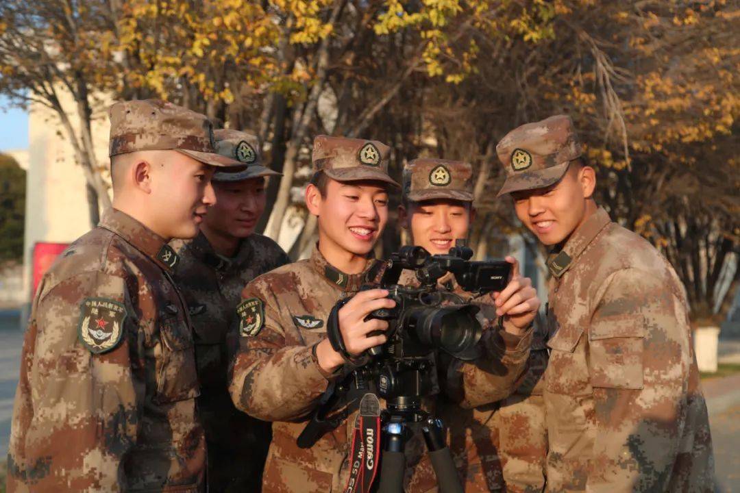 今天记者节,这些"兵记者"你不能不认识!_新疆军区