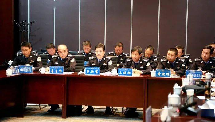 自治区公安厅在固原市分别组织召开警企警民座谈会