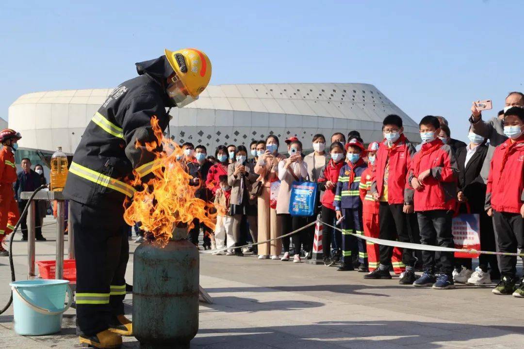 消防员演示煤气罐灭火 消防实操"练技能"