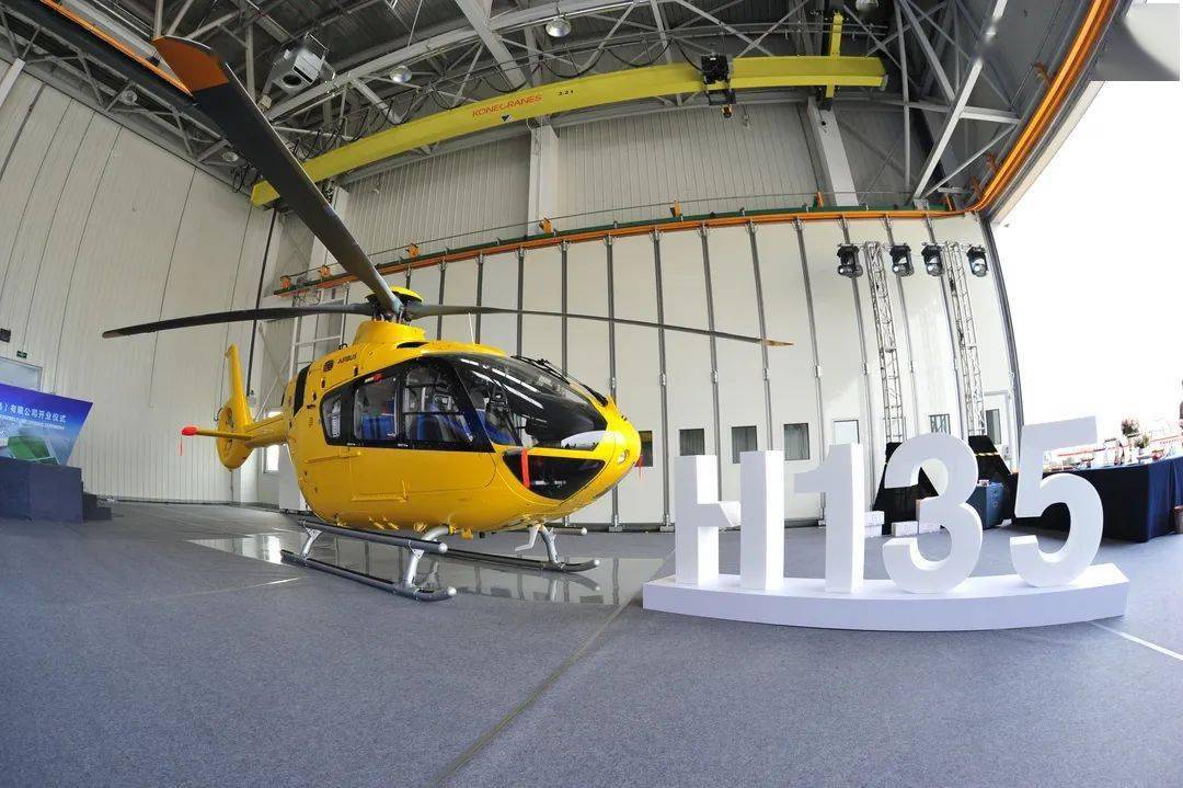 首批青岛总装空客h135型直升机试飞成功