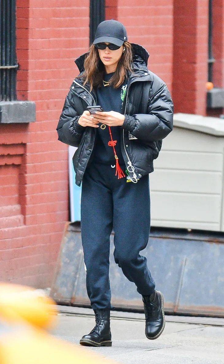 周冬雨|女孩们，撑得很累吧......像周冬雨一样套羽绒服不好吗！？