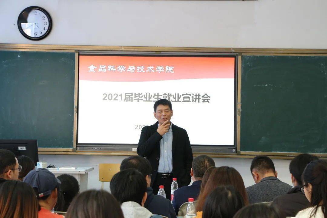 杨礼学(左 唐善虎(中 王美丽(右/11月7日,广汉市迈德有限公司董事