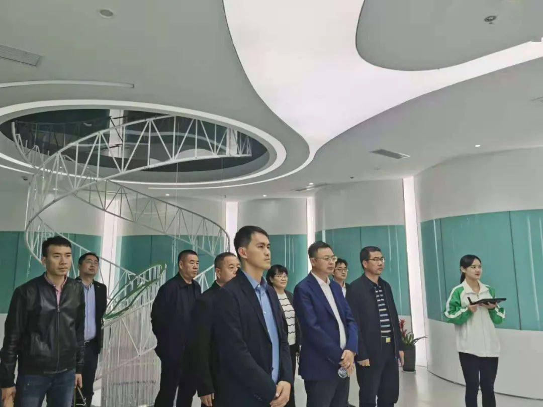 徐金丽考察信义集团芜湖生产研发基地