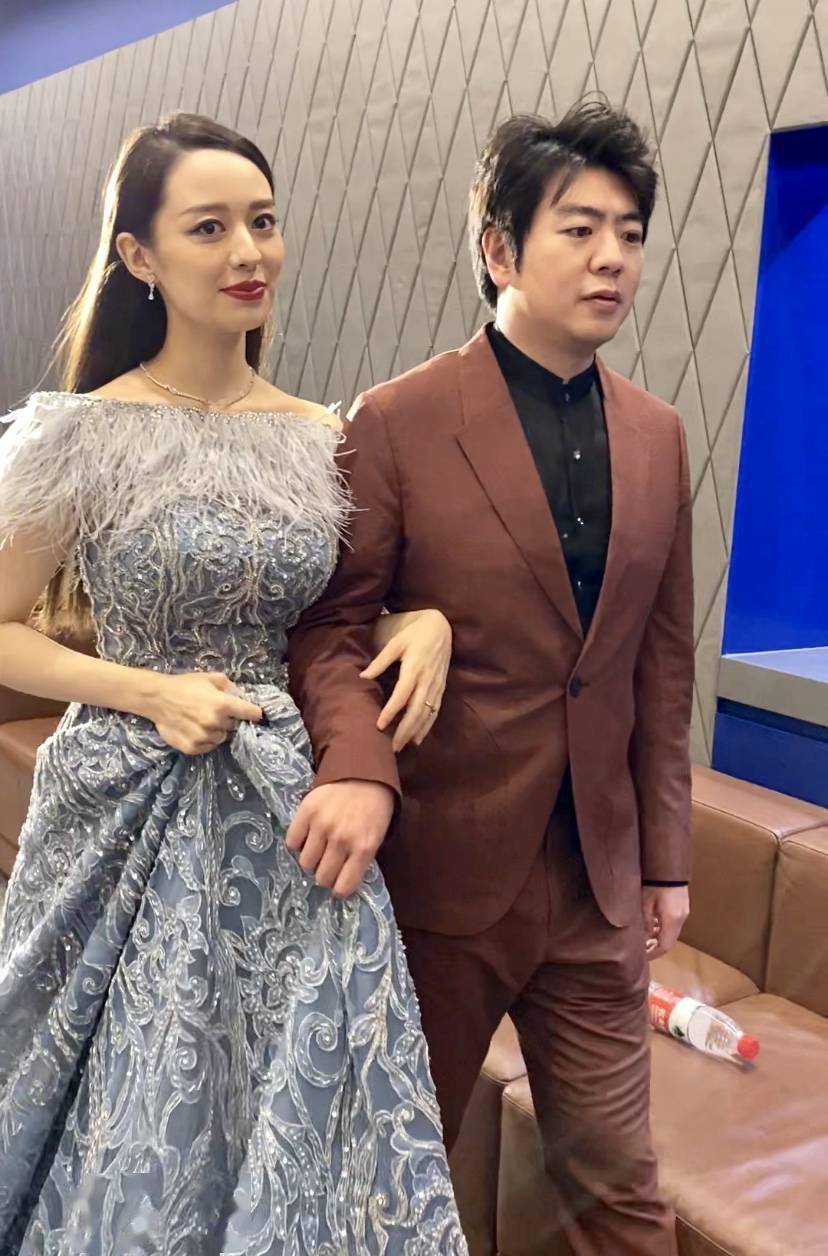 走过|怀孕6个月的吉娜从我身边走过，这身材真的惊了！