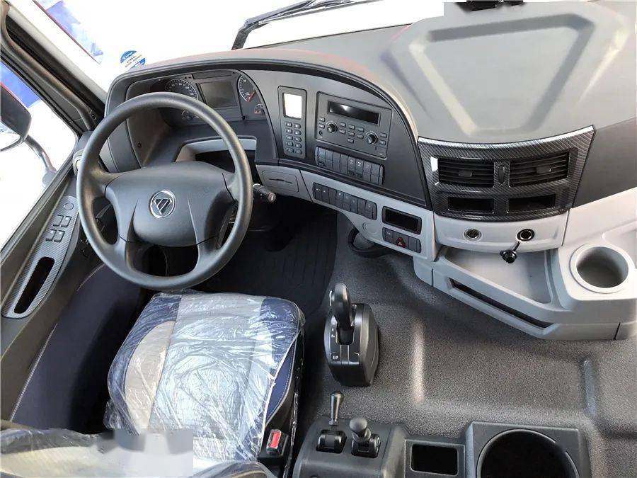 新款欧曼gtl重卡的内饰另外,欧曼gtl的驾驶室参照了轿车驾乘体验设计