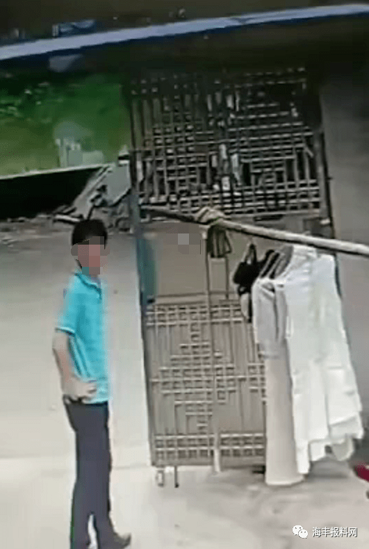 监控拍下,海丰男子将女性内衣塞进