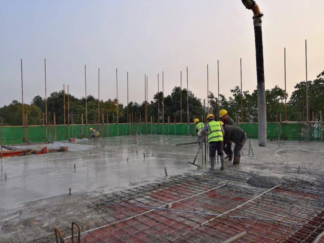 一公司西彭混凝土生产基地项目研发中心楼首层完成砼浇筑