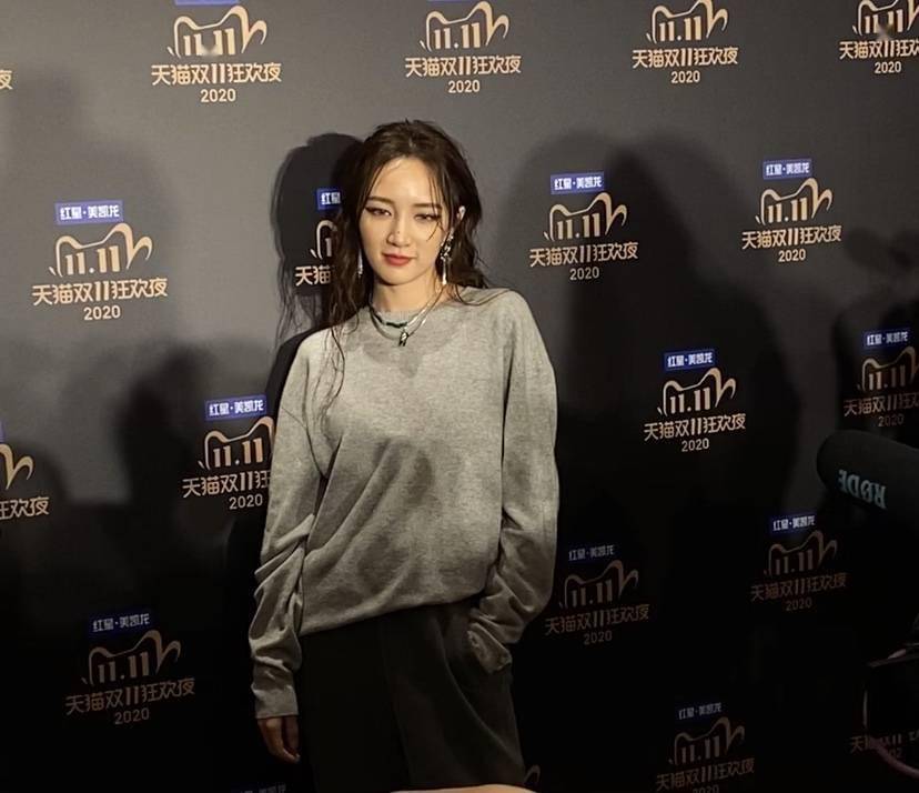 走过|怀孕6个月的吉娜从我身边走过，这身材真的惊了！