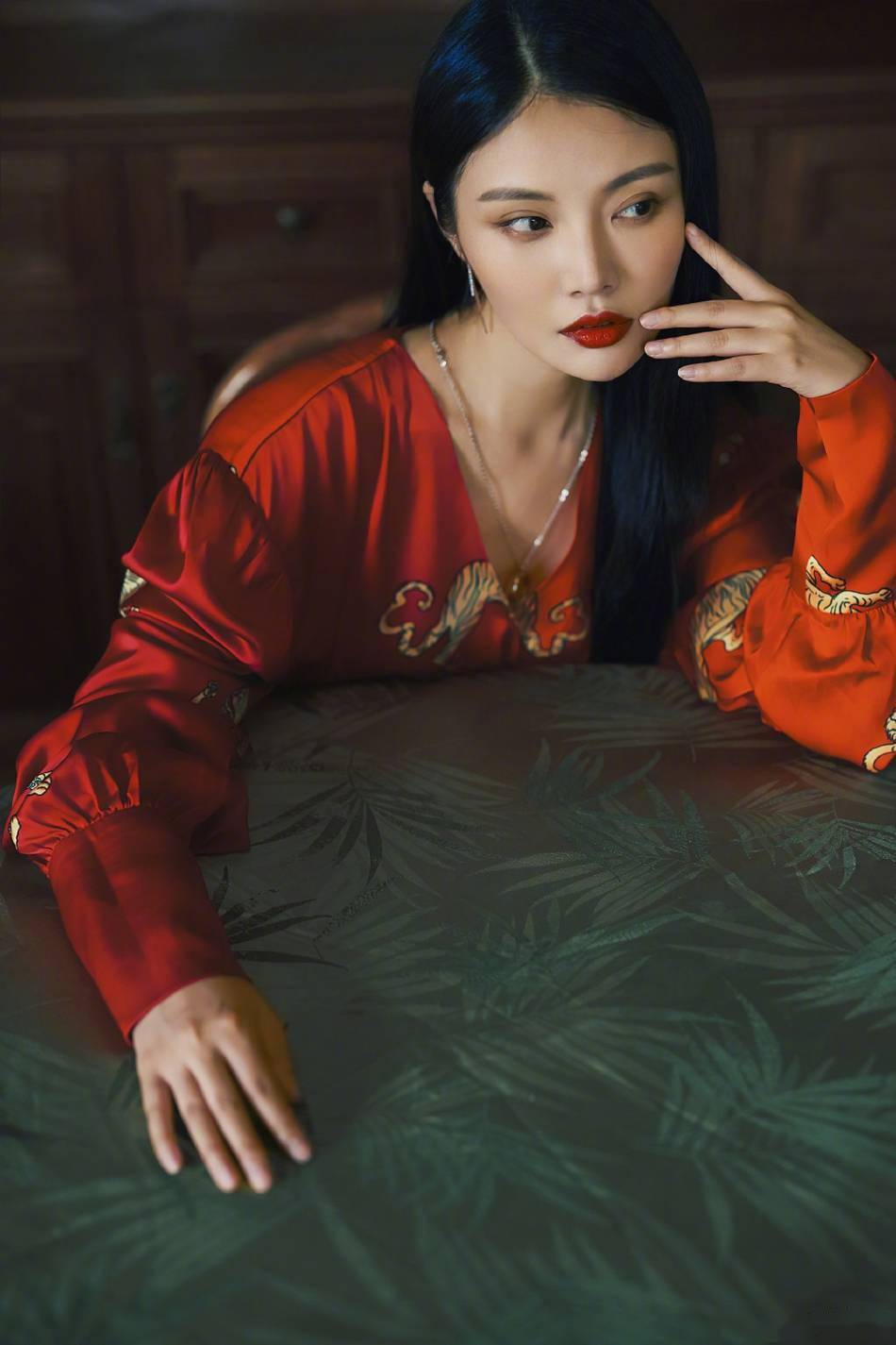 徐冬冬丝绸浴袍裹身性感迷人 黑长直发配红唇娇艳欲滴