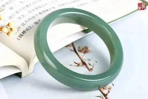 蓝色|这个色系的珠宝，高级温和又迷人，每一种都是美哭的节奏！