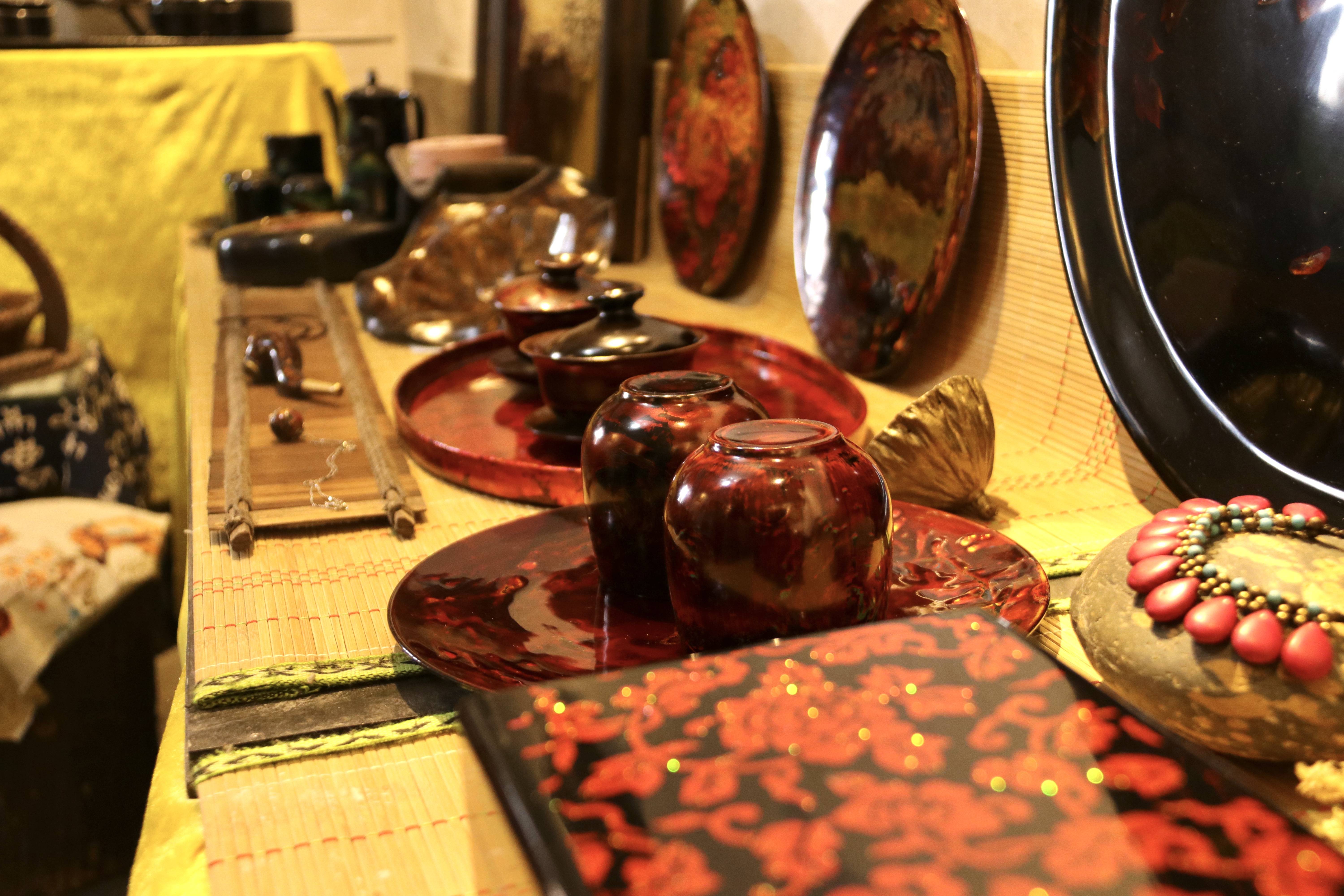 重庆漆艺第六代市级传承人陈芷月的漆艺工作室里,陈列着她制作的漆器
