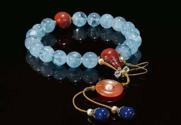 蓝色|这个色系的珠宝，高级温和又迷人，每一种都是美哭的节奏！