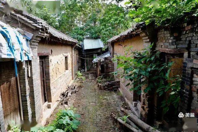 梦境中的警示，老屋与坟茔的消逝——解读梦见以前的老房子被屋前的坟墓长水冲倒