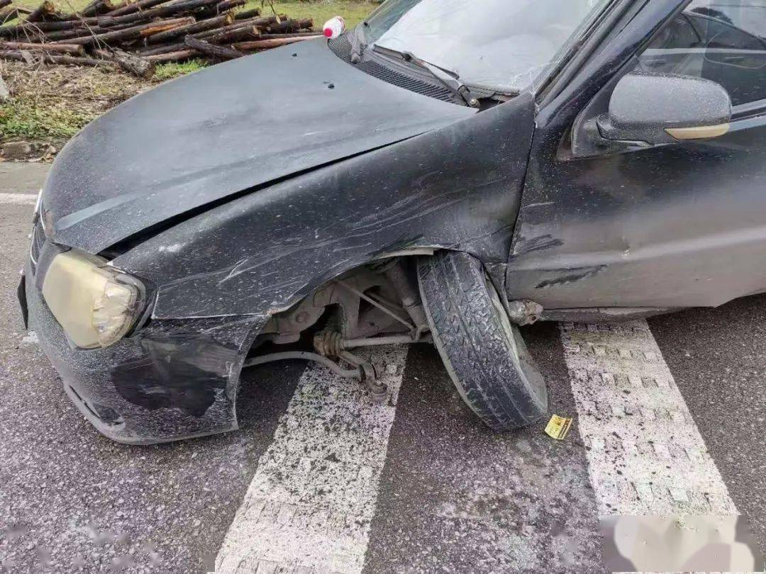 六枝特区官寨荒坝附近一驾驶员在弯道逆向行驶