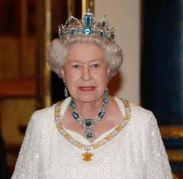 蓝色|这个色系的珠宝，高级温和又迷人，每一种都是美哭的节奏！