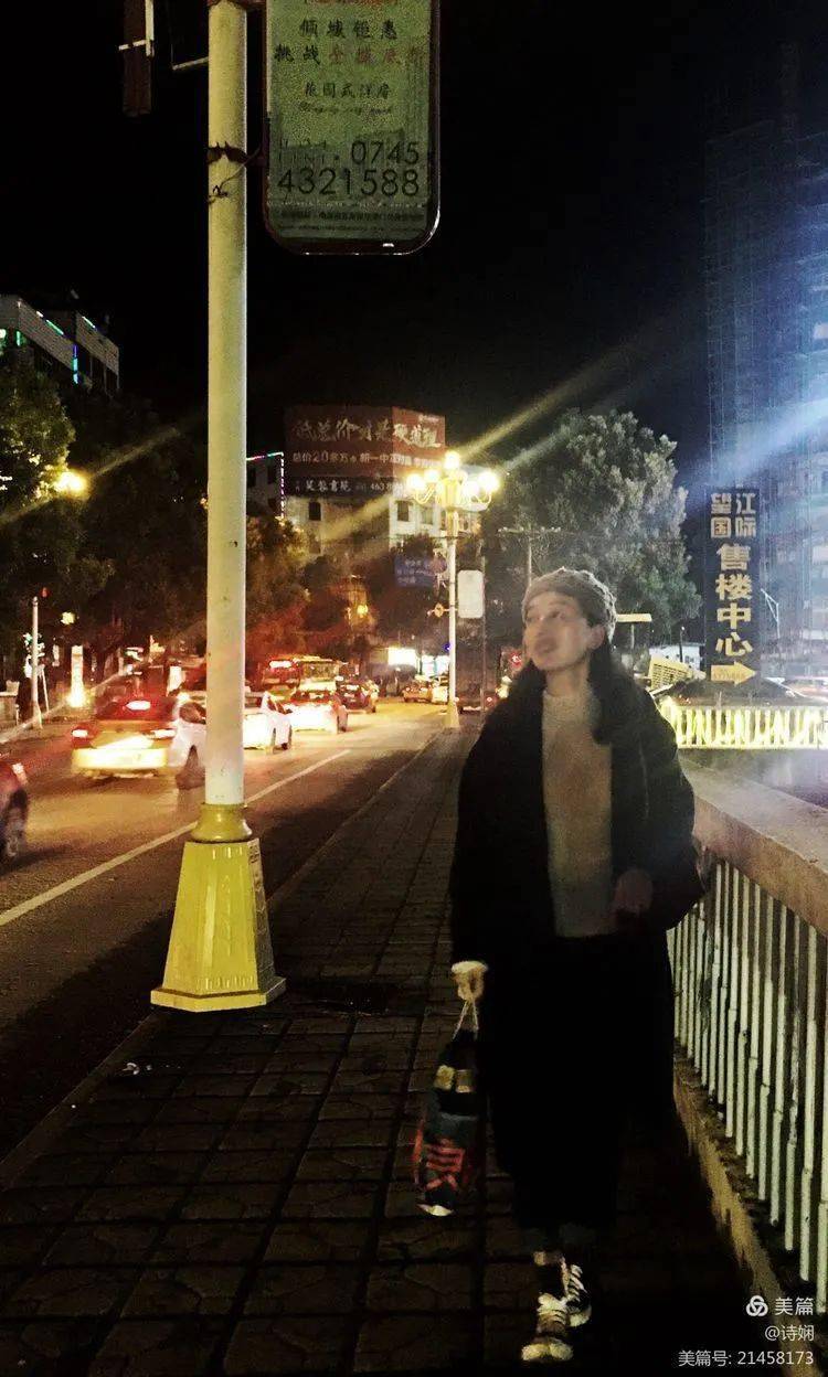 我为你遭受冷风吹…… 璀璨的灯光 来往的车辆 匆匆归家的路人 一切