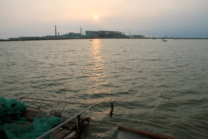 上千亩的养殖基地在连云港的徐圩新区一带,这里很多大汪子纯海水养殖