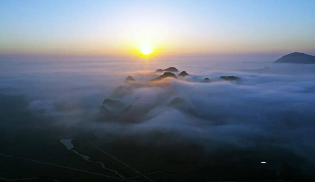 秘在变幻莫测,气象万千 像一匹白色锦缎 太阳升起 晨曦普照 拨开云雾