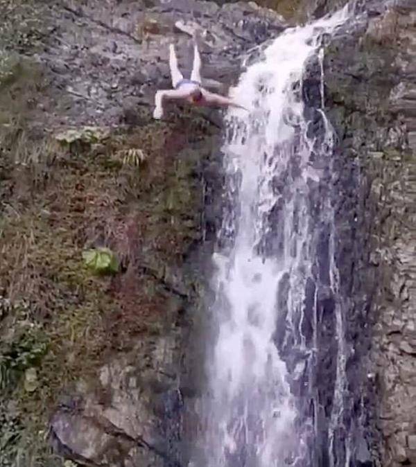 俄罗斯旅游胜地一游客从瀑布上跳水 不幸砸到石头上