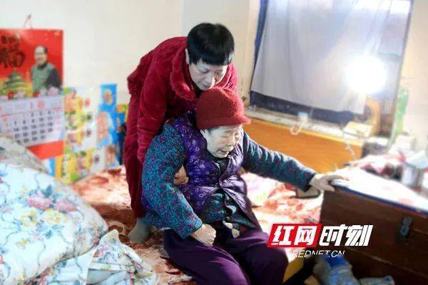 "唐爱民提着药桶来到瘫痪已久的88岁婆婆蒋桂香床前,如往常一样打开