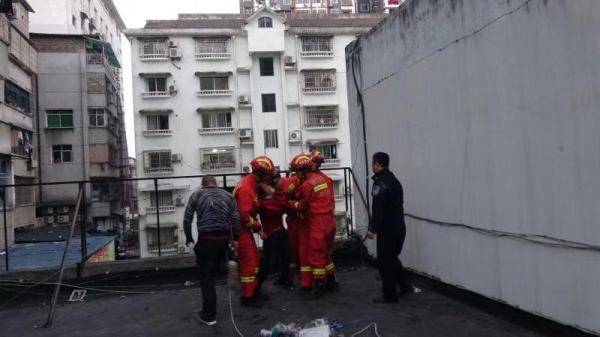 老人|湖北：恩施一老人欲轻生跳楼 消防员一把抱住将其拉回