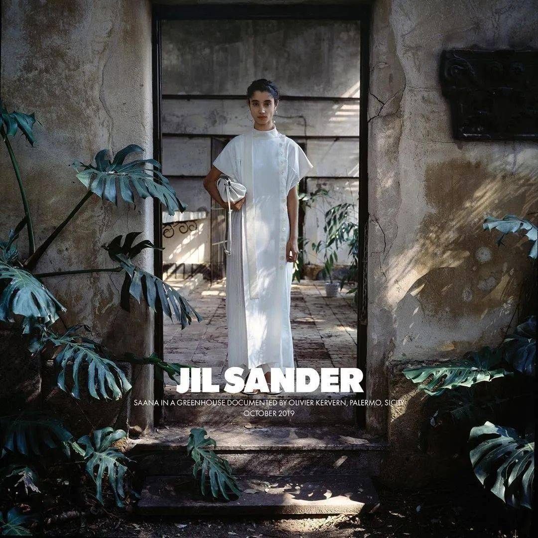 Jil|巴黎人曾经无视她，如今她已是“极简女王”，和优衣库的联名5分钟售罄！