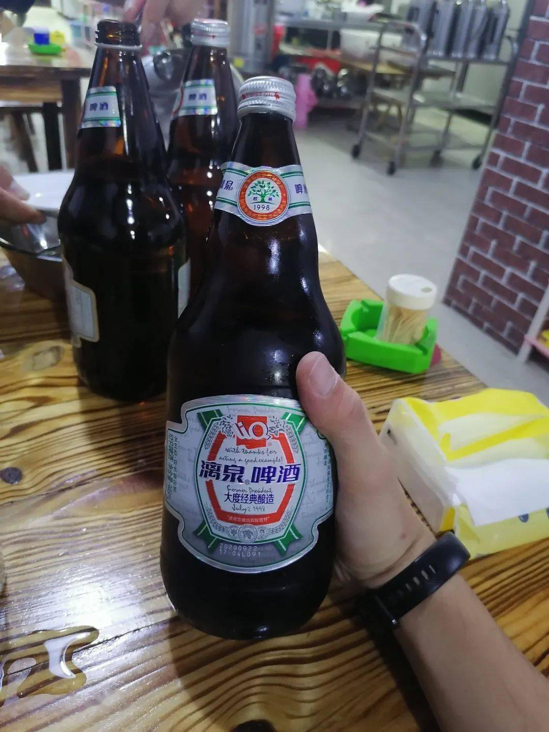 劳累早已掏空了身子,吃完一桌菜又点了两桌,喝干一瓶大漓泉又叫了两瓶