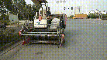 交警提示: 各类农用车,拖拉机,大型收割机上路行驶现象增多,且这些