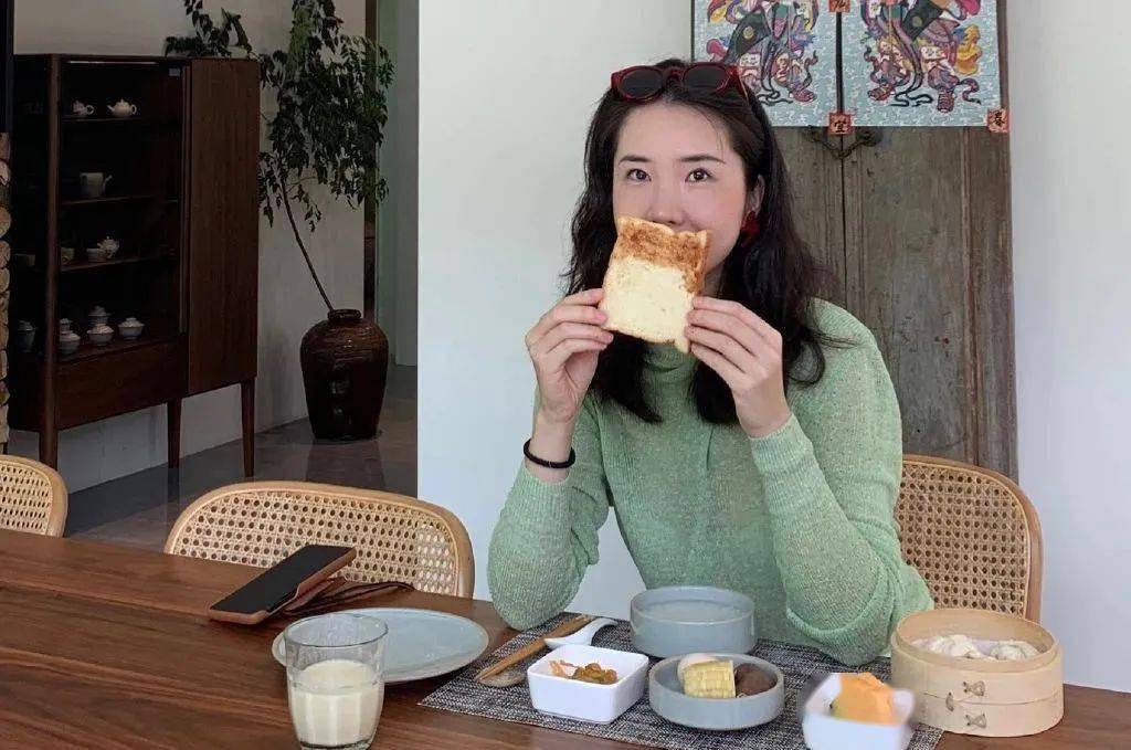 花花|董花花2.6万卖掉绝版LV包，这位顶级“全职太太”独立？