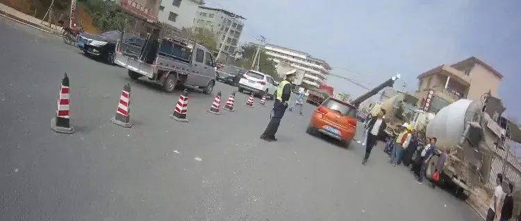 在环城路发生一起交通事故,公安局交警大队民警接到报警称,贺州市富川