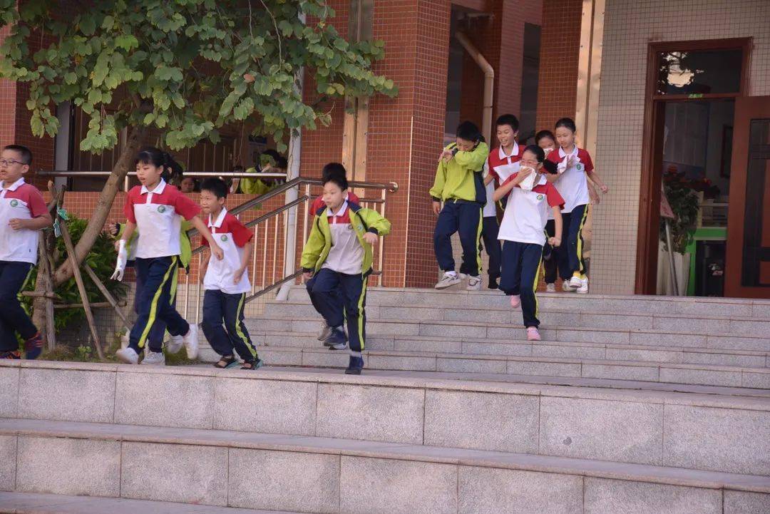 关注消防 生命至上 ——茂名市愉园小学举行消防安全应急疏散演练