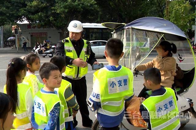 县青少年活动中心开展我是小交警体验实践活动
