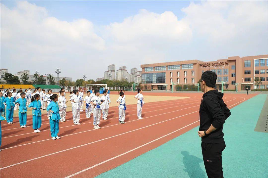 崇真小学从专业院校引进武术专业的毕业生,并选派体育教师外出学习