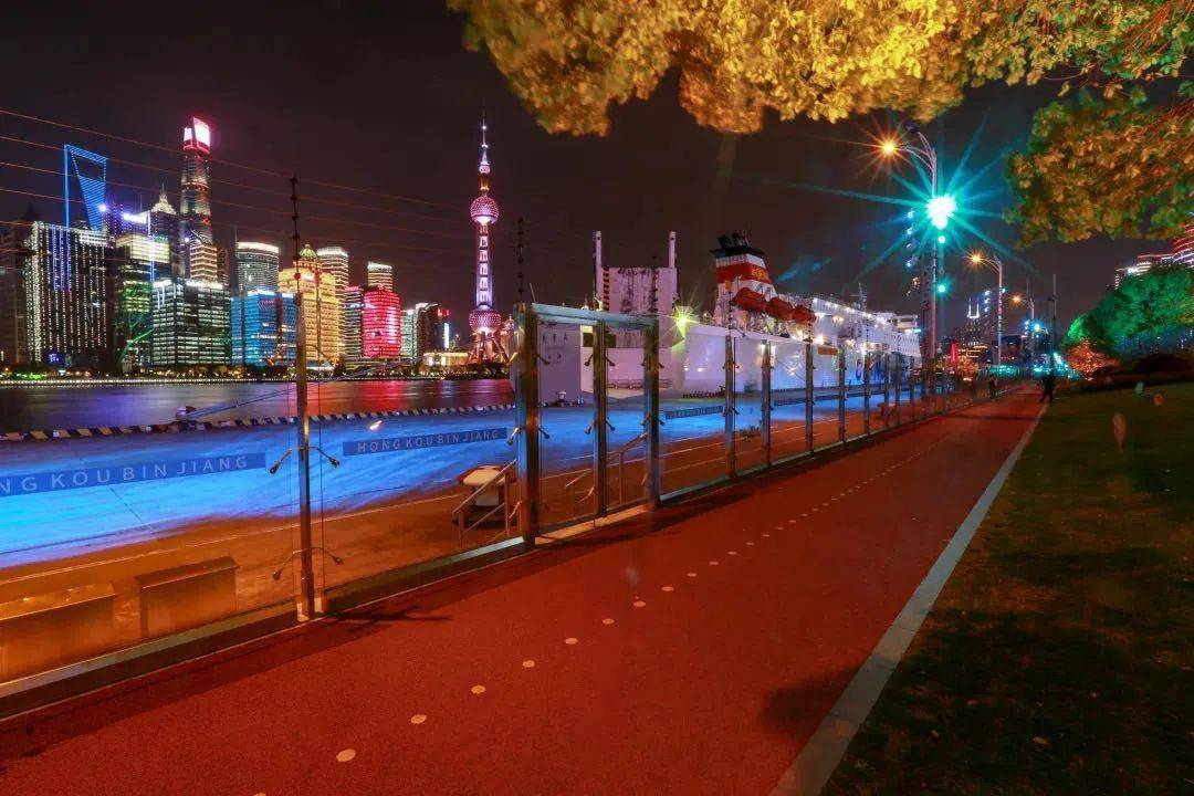 北外滩市民滨江步道,无论是主路还是支路,都穿行于绿荫之中.