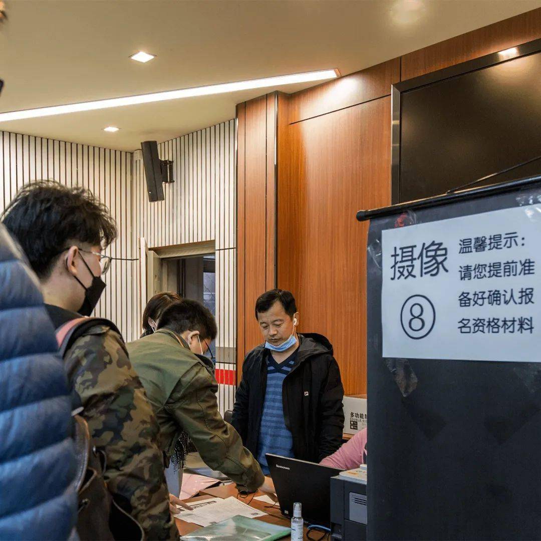 考生|我要给他们点个赞!高考报名资格现场确认严中有暖