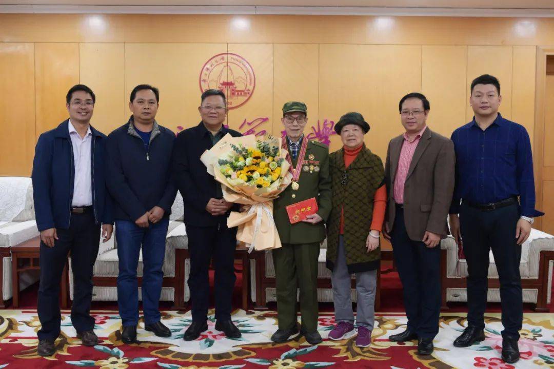 英雄!】广西师范大学袁明光教授:"白大褂"下是