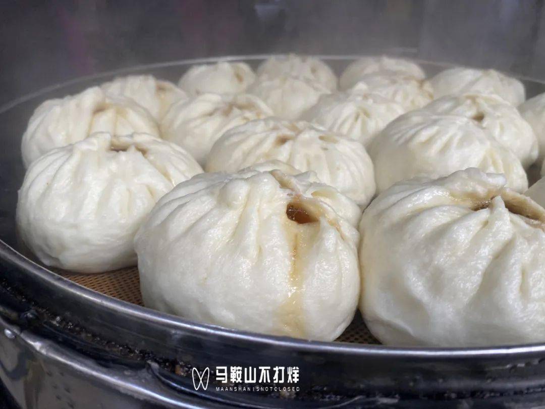 这个包子店开了也有二十多年压根没空拉家常只开着一个收音机听听新闻