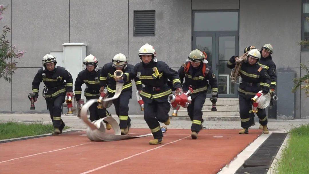 很厉害的消防员 e039d5b89bf349da8410cd427f158b94.jpeg