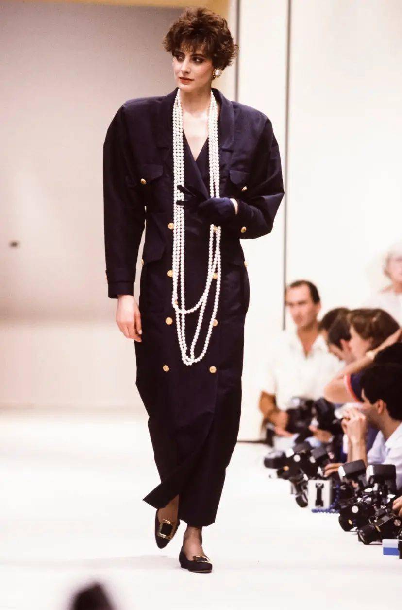 化身|卍物志┃26岁被老佛爷捧为香奈儿化身，如今63岁依然是法式优雅的代名词